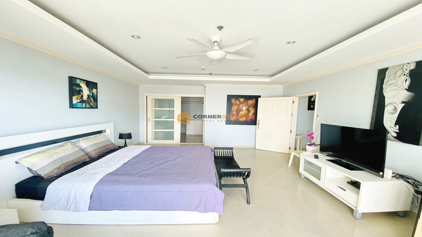 View Talay 5 beachfront condo for rent in Jomtien Pattaya with sea views and direct beach access